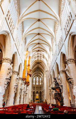 La navata rivestita da colonne cilindriche che sorreggono le dodici statue degli apostoli. La Cattedrale di St Michael e St. Gudula di solito accorciato Foto Stock