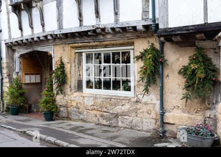 Sign of the Angel una locanda in legno del XV secolo in Church Street a dicembre, villaggio di Lacock, Wiltshire, Inghilterra, Regno Unito. Foto Stock