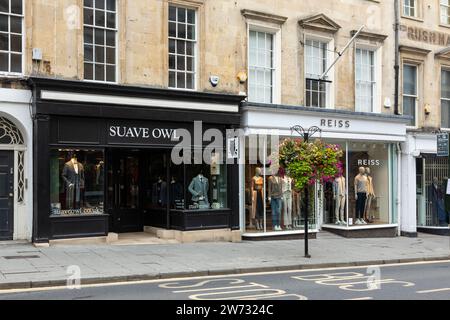 Suave Owl Menswear retailer e Reiss store per uomo e donna, Milsom Street, Bath City Center, Somerset, Inghilterra, REGNO UNITO Foto Stock