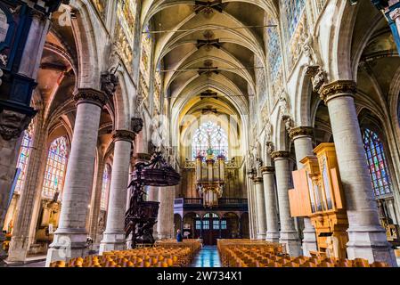 Navata, vista dall'altare. La chiesa di nostra Beata Signora del Sablon è una chiesa cattolica romana situata nel quartiere Sablon-Zavel, nel centro storico della città Foto Stock