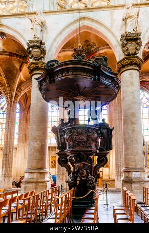 Pulpito barocco di Marc de Vos. La chiesa di nostra Beata Signora del Sablon è una chiesa cattolica romana situata nel quartiere Sablon-Zavel, nel centro storico Foto Stock