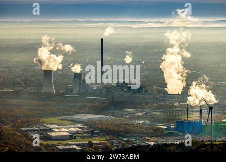 Veduta aerea, impianto STEAG combinato di calore ed energia elettrica Herne con nuvole fumanti di fumo provenienti da camini e torri di raffreddamento, vista a distanza con foschia e nebbia, Foto Stock