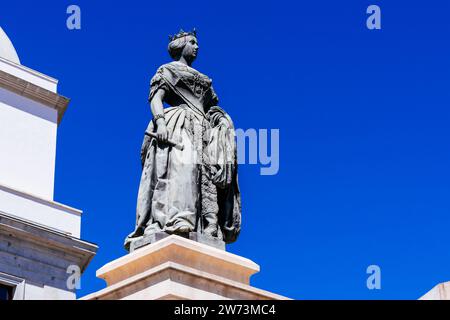 Statua di Isabel II, situata in Plaza de Ópera, di fronte al Teatro Real. Madrid, Comunidad de Madrid, Spagna, Europa Foto Stock