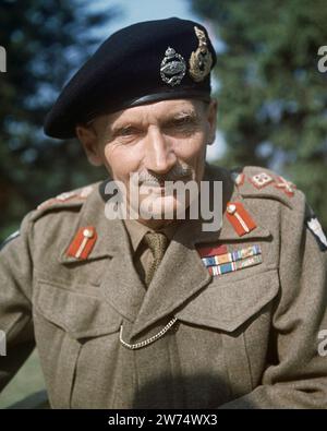 In Inghilterra, nel 1943, un ritratto catturò il generale Sir Bernard Montgomery, comunemente noto come 'Monty', lo stimato capo dell'Ottava Armata durante una visita nella sua patria. Il feldmaresciallo Bernard Law Montgomery, i visconte Montgomery di Alamein (1887 – 1976), ottenne il riconoscimento di distinto ufficiale dell'esercito britannico, prestando servizio in conflitti significativi come la prima guerra mondiale, la guerra d'indipendenza irlandese e in particolare la seconda guerra mondiale. Foto Stock