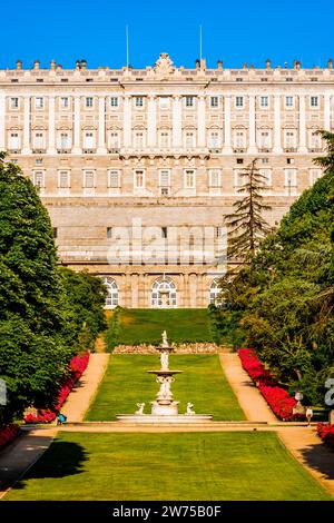 Vista del Palazzo reale di Madrid dai Giardini campo del Moro al tramonto. Madrid, Comunidad de Madrid, Spagna, Europa Foto Stock