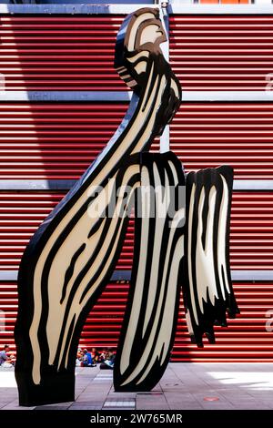 Scultura Lichtenstein Brushtroke nel cortile dell'espansione del museo progettata dall'architetto Jean Nouvel. Museo nazionale d'arte Queen Sofia Foto Stock