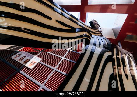 Scultura Lichtenstein Brushtroke nel cortile dell'espansione del museo progettata dall'architetto Jean Nouvel. Museo nazionale d'arte Queen Sofia Foto Stock