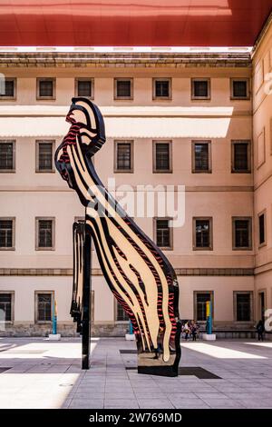 Scultura Lichtenstein Brushtroke nel cortile dell'espansione del museo progettata dall'architetto Jean Nouvel. Museo nazionale d'arte Queen Sofia Foto Stock