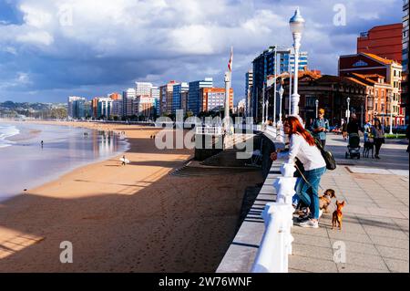 La passeggiata di Gijón sulla spiaggia di San Lorenzo. Gijón, Principato delle Asturie, Spagna, Europa Foto Stock