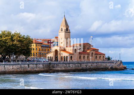 La chiesa di San Pedro si trova in campo Valdés, a un'estremità della spiaggia di San Lorenzo e ai piedi del quartiere di Cimadevilla. Gijón, Principato di AS Foto Stock