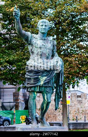 La copia in bronzo della statua "Augusto di prima porta" vicino la Playa de San Lorenzo a Gijón, Principato delle Asturie, Spagna, Europa Foto Stock