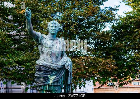 La copia in bronzo della statua "Augusto di prima porta" vicino la Playa de San Lorenzo a Gijón, Principato delle Asturie, Spagna, Europa Foto Stock