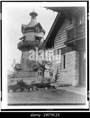 Il mulino a vento a forma di torre orologio a sinistra e parte del garage di Edmund Cogswell conversare a destra, Greenwich, Connecticut Foto Stock