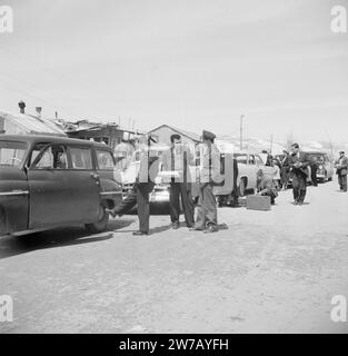 Automobili e doganieri al posto di frontiera Siria-Libano, ca. 1950-1955 Foto Stock