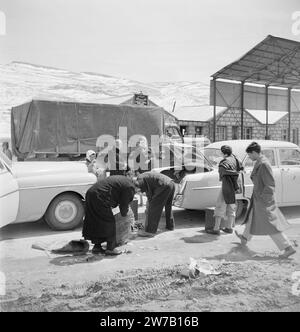 Automobili e doganieri al posto di frontiera Siria-Libano, ca. 1950-1955 Foto Stock