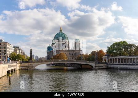 Una foto della cattedrale di Berlino e del ponte Friedrichs. Foto Stock