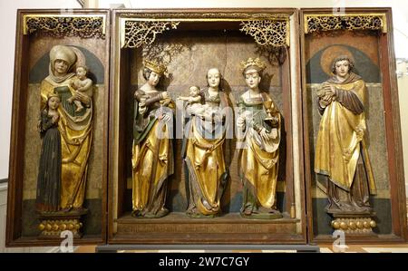 Pala alata con la Vergine e il bambino, St Anne, and Other Saints, Vogtland, c. 1520, figure di legno di linden Foto Stock