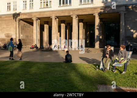 29.09.2018, Germania, Berlino, Berlino - edificio residenziale in stile scarabeo da zucchero dell'epoca della RDT in Franfurter Allee a Friedrichshain (vicino Frankfurter Foto Stock