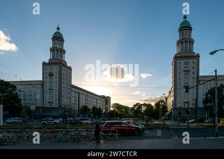 29.09.2018, Germania, Berlino, Berlino - edificio residenziale in stile scarabeo da zucchero dell'epoca della RDT in Franfurter Allee a Friedrichshain (vicino Frankfurter Foto Stock