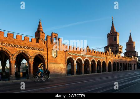 29.09.2018, Germania, Berlino, Berlino - il neogotico ponte Oberbaum (1896) sulla Sprea tra Berlin-Friedrichshain e Kreuzberg, punto di riferimento della Foto Stock