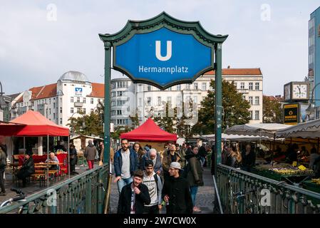 01.10.2018, Germania, Berlino, Berlino - bancarelle e ingresso alla metropolitana in Hermannplatz, piazza centrale in Neukoelln. 00A181001D073CAROEX Foto Stock