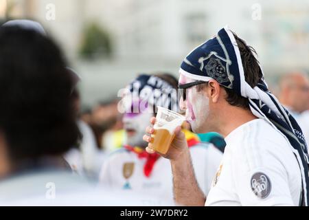 KIEV, UCRAINA - 26 MAGGIO 2018: Tifoso UEFA del Real Madrid e della squadra di calcio del Liverpool prima della finale di campionato UEFA di ligue all'NSC Olympic di kiev Foto Stock