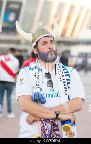 KIEV, UCRAINA - 26 MAGGIO 2018: Tifoso UEFA del Real Madrid e della squadra di calcio del Liverpool prima della finale di campionato UEFA di ligue all'NSC Olympic di kiev Foto Stock