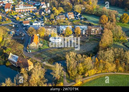 Vista aerea, cantiere e nuovo edificio a Schloßstraße vicino a Schlossmühle Heessen am Mühlengraben, nuovo giardino per bambini, circondato dall'autunno Foto Stock