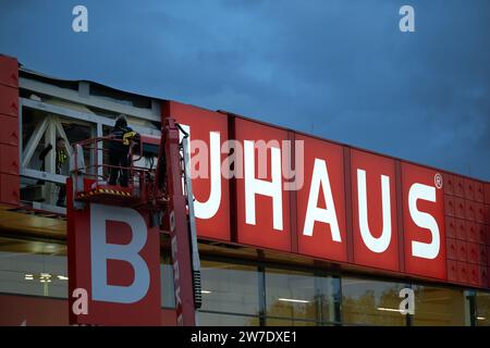 07.11.2023, Germania, Brema, Brema - la scritta della catena Bauhaus fai da te è sostituita da una società di assemblaggio. 00A231107D009CAROEX.JPG [AGGIORNAMENTO DEL MODELLO Foto Stock