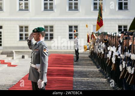 25.09.2023, Germania, Berlino, Berlino - nella cour d'honneur di Palazzo Bellevue, il corpo musicale dello staff e i soldati del battaglione di guardia di tutti e tre Foto Stock