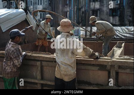 01.10.2013, Myanmar, Yangon, - lavoratori di un cantiere nel centro dell'ex capitale Yangon. Dopo decenni di isolamento politico e ce Foto Stock