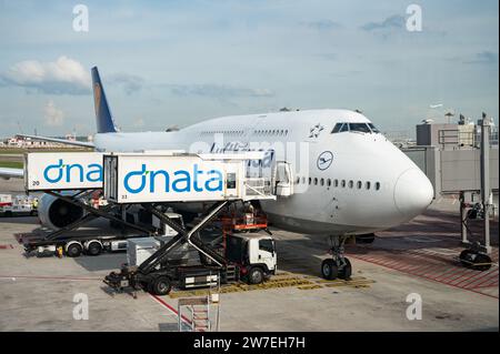 13.07.2023, Singapore, Singapur, - Un aeromobile passeggeri jet jumbo Lufthansa Boeing 747-8, immatricolazione D-ABYI, è parcheggiato al gate del Terminal 2 Foto Stock
