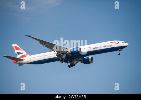 26.07.2023, Singapore, Singapur, - Un aeromobile passeggeri Boeing 777-300 ER della British Airways, immatricolazione G-STBL, si avvicina a Changi International Airpo Foto Stock