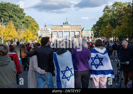 22.10.2023, Germania, Berlino, - diverse migliaia di partecipanti esprimono la loro solidarietà e la loro solidarietà e partecipano ad una manifestazione di solidarietà pro-israeliana Foto Stock