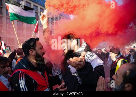 04.11.2023, Germania, Berlino, - più di 8000 partecipanti manifestano la loro solidarietà e partecipano a una manifestazione a favore e contro la Palestina Foto Stock