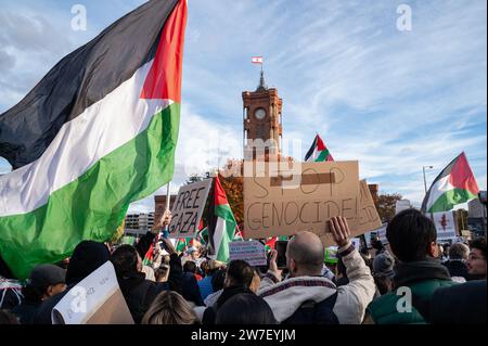 04.11.2023, Germania, Berlino, - più di 8.000 partecipanti manifestano la loro solidarietà e partecipano a una manifestazione a favore e contro la Palestina Foto Stock