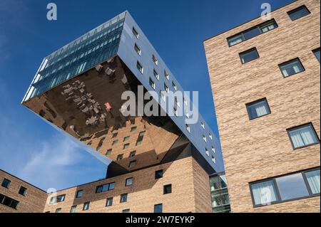 22.11.2023, Germania, Berlino, - Vista dell'hotel nhow Berlin della catena alberghiera spagnola NH Hotel Group nell'ex porto orientale sulle rive del Foto Stock