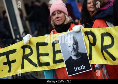 25.11.2023, Germania, Berlino, Berlino - dimostrazione di pace pro-Putin - No alle guerre. Partecipante con uno striscione e una foto di Julian Assange. Dimostranti Foto Stock