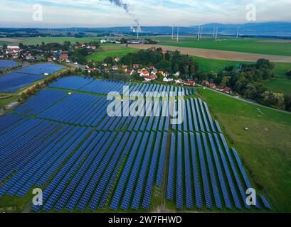 18.10.2023, Germania, Zittau, Sassonia - campo solare di Oberseifersdorf, parco solare di Oberseifersdorf, nel comune di Mittelherwigsdorf, con vento Foto Stock