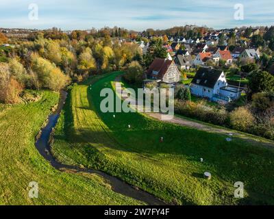 22.11.2023, Germania, Dortmund, Renaturalized Emscher in Dortmund Aplerbeck. Il fiume fu trasformato in un wat quasi naturale Foto Stock