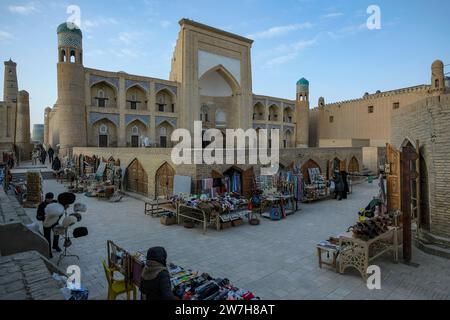 Khiva, Uzbekistan - 15 dicembre 2023: Persone che visitano la città vecchia di Khiva, Uzbekistan. Foto Stock