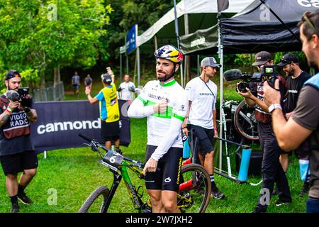 Il ciclista brasiliano Henrique Avancini dopo aver gareggiato nella UCI Mountain Bike World Cup in Brasile l'8 aprile 2022 a Petropolis, Brasile Foto Stock