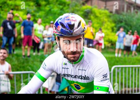 Il ciclista brasiliano Henrique Avancini dopo aver gareggiato nella UCI Mountain Bike World Cup in Brasile l'8 aprile 2022 a Petropolis, Brasile Foto Stock