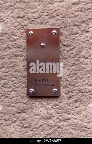 Mercurio, uno dei pianeti di "nove viste" (Devet pogleda), un sistema solare nascosto in scala 1:680 000 000 a Zagabria in Croazia; opera di Davor Preis Foto Stock