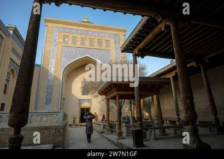 Khiva, Uzbekistan - 15 dicembre 2023: Mausoleo Pahlavan Mahmud nella città vecchia di Khiva, Uzbekistan. Foto Stock