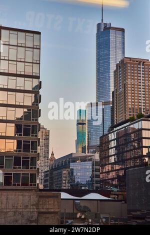 Grattacieli di Chicago con tramonto, luce del tramonto e cielo blu su finestre colorate degli edifici, Illinois Foto Stock