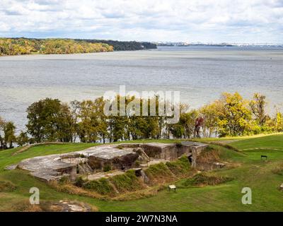 Dai bastioni sopraelevati di Fort Washington, ammira il pittoresco panorama delle rovine, il serpeggiante fiume Potomac e la lontana silhouette di Washingto Foto Stock