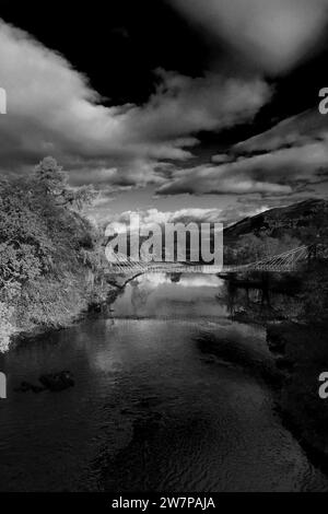 Colori autunnali, il Ponte di Oich sul fiume Oich, Loch Oich, Highlands of Scotland, Regno Unito Foto Stock