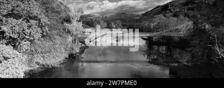 Colori autunnali, il Ponte di Oich sul fiume Oich, Loch Oich, Highlands of Scotland, Regno Unito Foto Stock