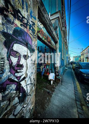 Un delizioso pomeriggio a Cerro Alegre, passeggiando per le strade di Valparaiso, Cile Foto Stock